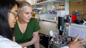 Photo: Alexa Schmitz, Ph.D. ’18, (right) co-founder and CEO of REEgen, talks with Brooke Pian, lab director at REEgen, at the Center for Life Science Ventures in Weill Hall.